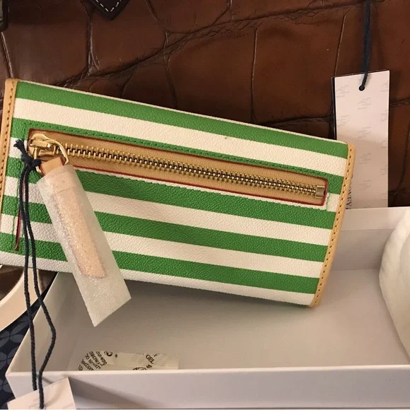 Dooney & Bourke Continental Clutch 🍀 in KELLY GREEN - Picture 3 of 5